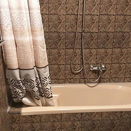 Balcony And Parking, 1min To Shop, Near Apartment