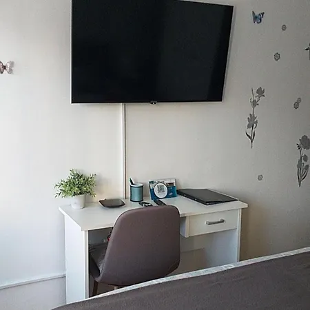 Apartment Balcony And Parking, 1min To Shop, Near