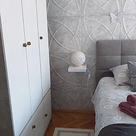 Balcony And Parking, 1min To Shop, Near Apartment Pula