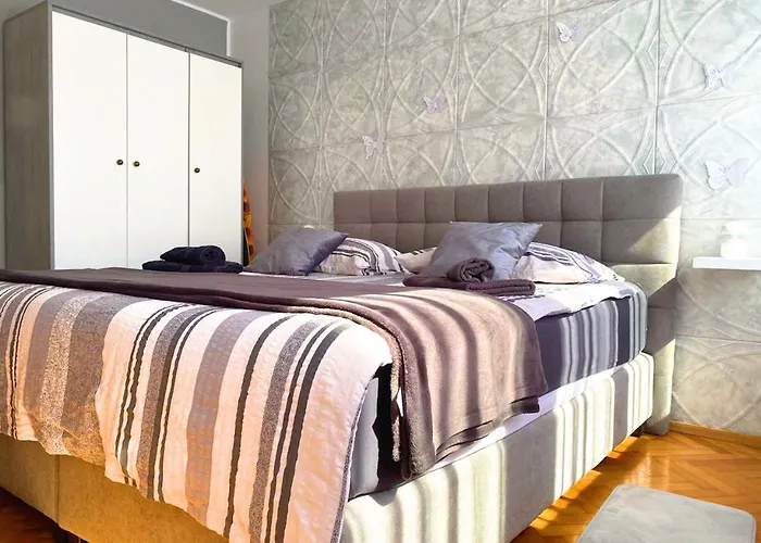 Balcony And Parking, 1min To Shop, Near Lejlighed Pula