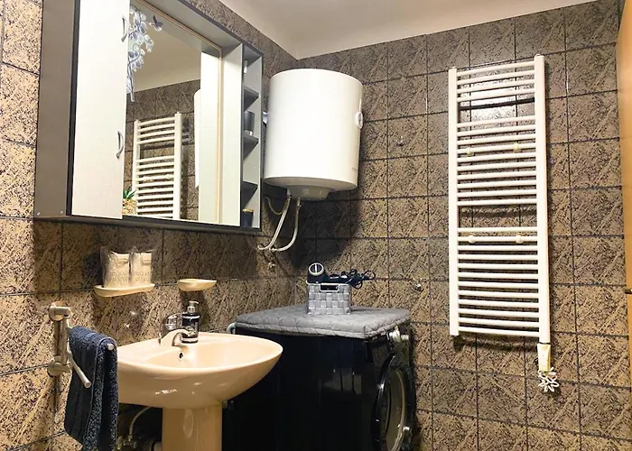 Balcony And Parking, 1min To Shop, Near