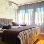 Lejlighed Balcony And Parking, 1min To Shop, Near