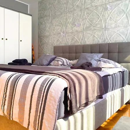 Balcony And Parking, 1min To Shop, Near Apartment Pula